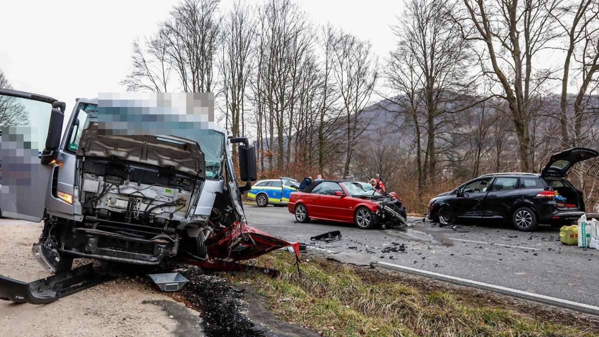 Unfall in Bad Überkingen: Autofahrer gerät in Gegenverkehr – drei Schwerverletzte