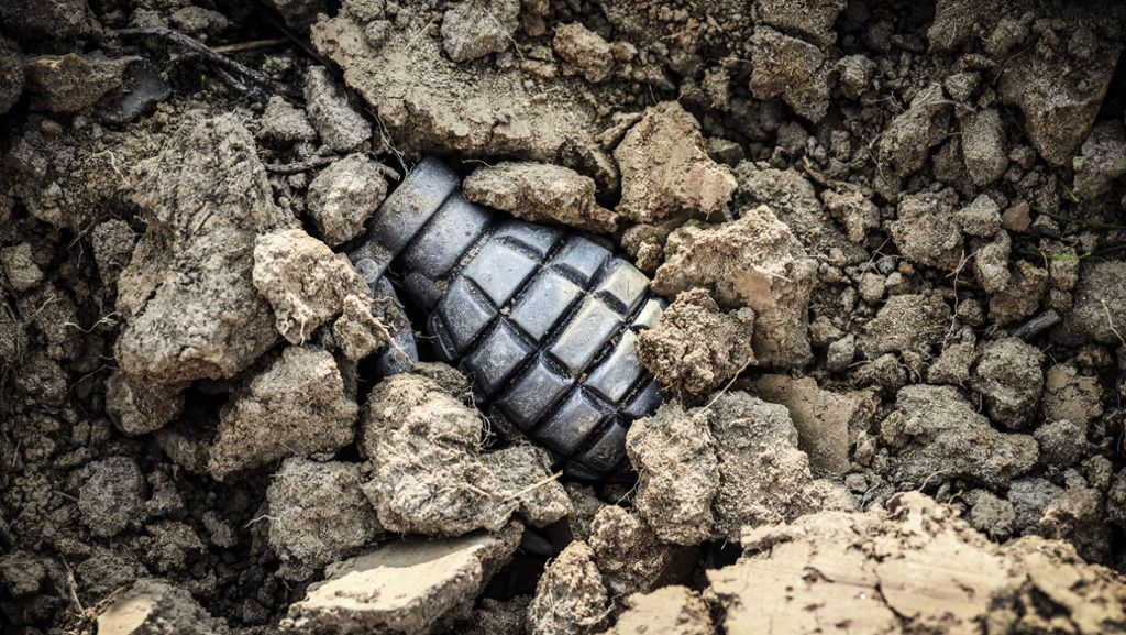  Ein Spaziergänger hat an einem Waldrand in Radolfzell am Bodensee eine Granate gefunden. Es handelt sich um eine französische Waffe. Wie sie an den Fundort gelangte, war zunächst unklar. 