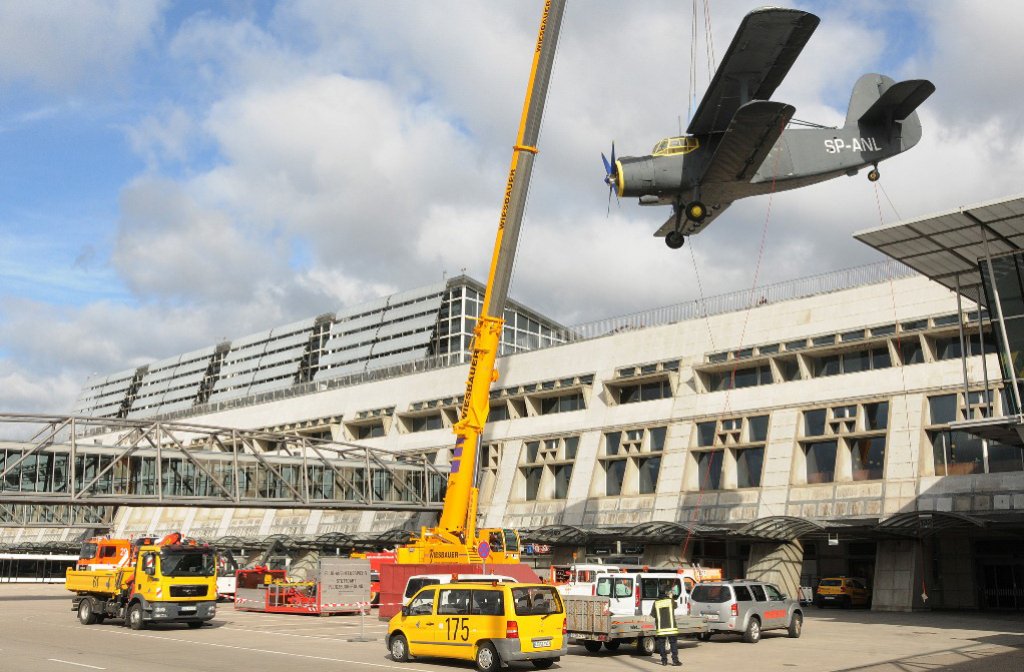 Ungewöhnlicher Kran-Transport am Stuttgarter Flughafen: Ein alter Hubschrauber und fünf Oldtimer-Flugzeuge - hier eine Antonow - werden von der Besucherterrasse gehoben, um in den nächsten Wochen restauriert zu werden.