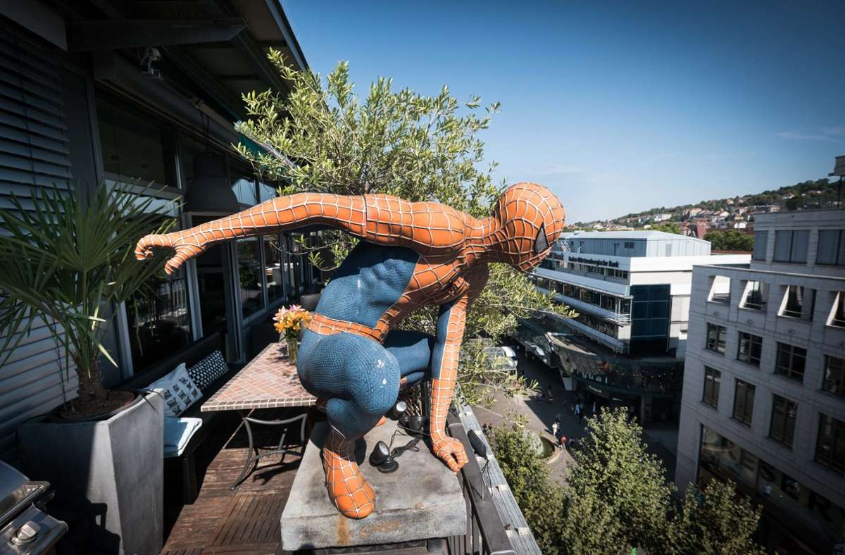 Spiderman bewacht über der Königstraße die Dachterrasse von SWR 3-Moderator Ben Streubel.