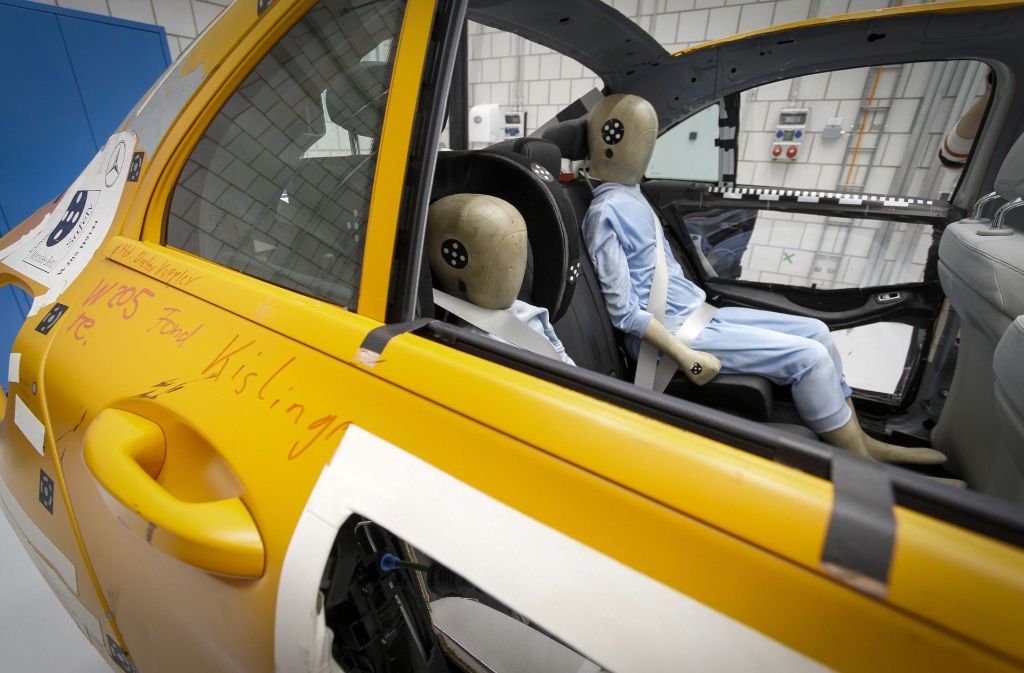 Die Anfänge der Crashtests fanden noch im Freien statt. Heute testet Mercedes die Sicherheit der Fahrzeuge im Technologiezentrum Fahrzeugsicherheit, einer gigantischen Halle mit jeder Menge Technik.