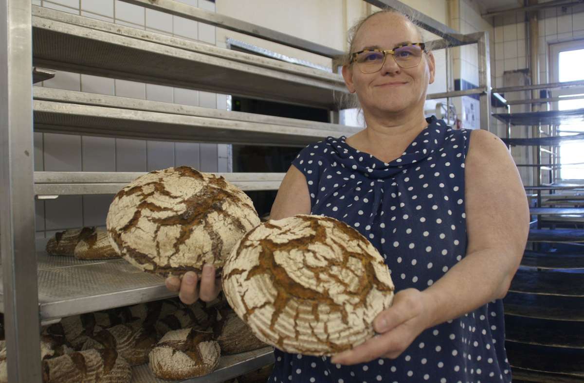 Das runde Roggenbrot ist neben dem Teufelchen das Lieblingsbrot von Anne Dorer. Die meisten Schwaben hingegen würden milderes Brot bevorzugen, weiß die Bäckermeisterin. Deshalb backt sie viel aus Dinkel und Weizen – was in der Region auch eher wächst.