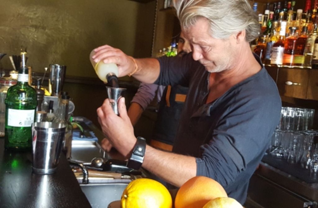 Kollege Marc Schieferecke mixt seinen Gin Basil Smash.