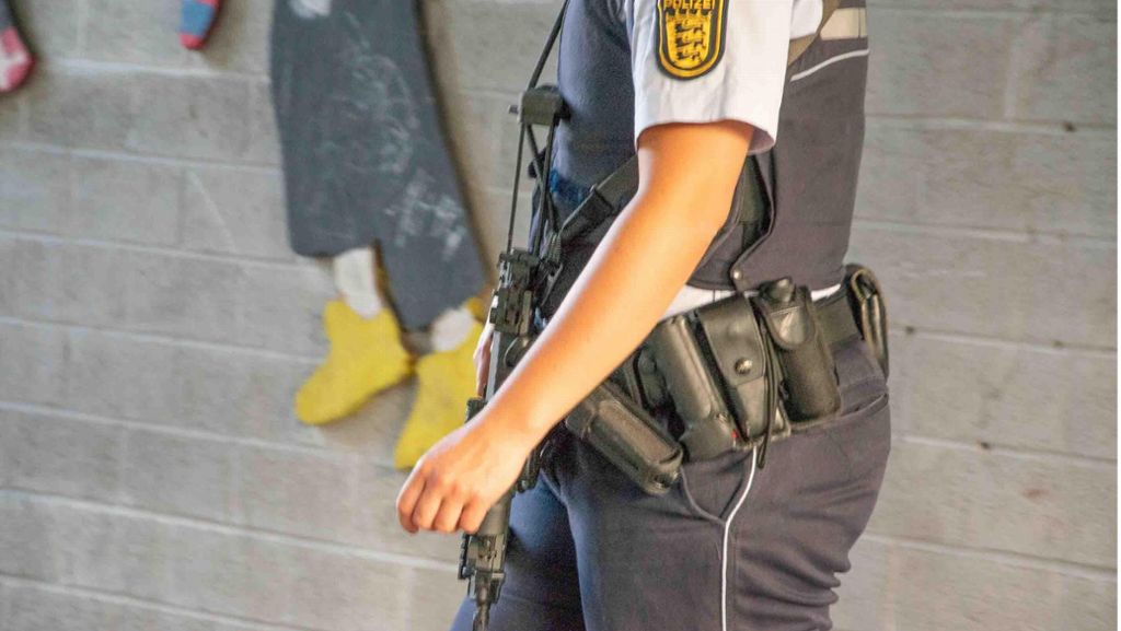  Ein Großaufgebot der Polizei ist an der B 27 im Stuttgarter Norden im Einsatz, Beamte tragen Maschinenpistolen und Schutzkleidung, eine Fahrspur ist gesperrt. Danach herrscht Schweigen. 