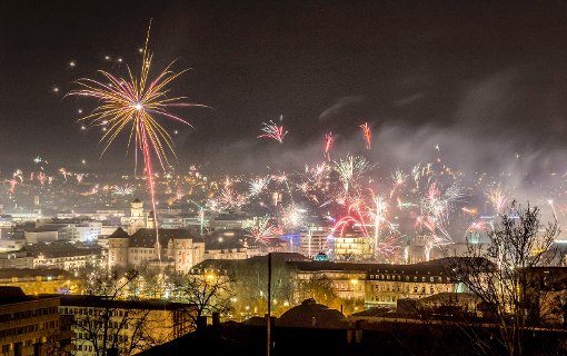 Bei klarem Himmel war das Feuerwerk zum Jahreswechsel von vielen Plätzen in Stuttgart aus gut zu sehen.  Foto: Martin Stollberg