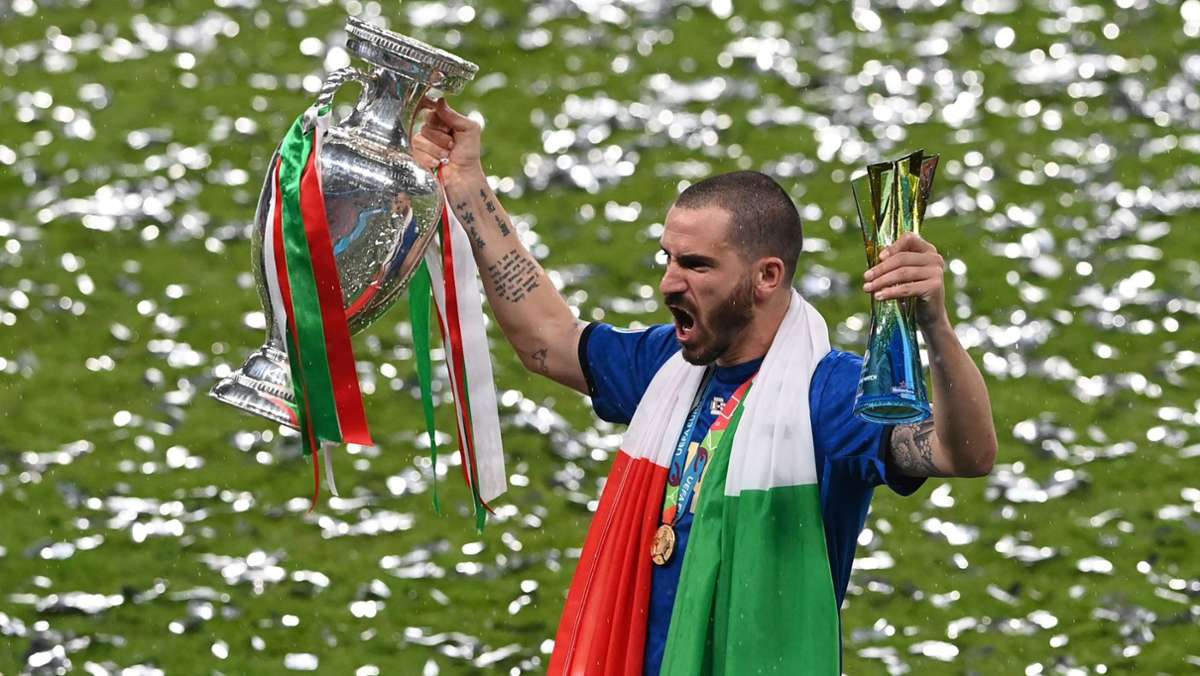  In einem dramatischen Elfmeterschießen setzt sich Italien im Finale gegen England durch und krönt sich zum Europameister. Der starke Leonardo Bonucci schreit seine Freude in die Kamera – und streut damit Salz in die Wunden. 