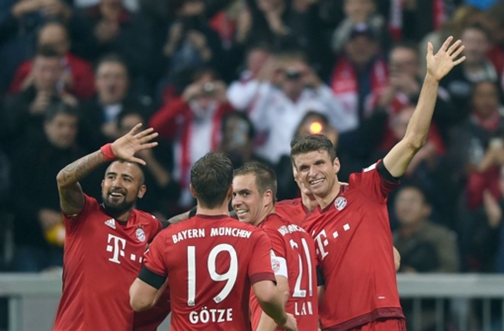 Die Bayern-Stars feiern Robert Lewandowski.