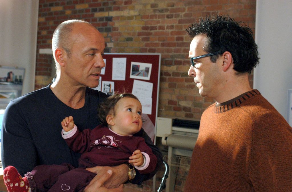 Schon als Baby gefragt: Maya Lauterbach (Mitte) mit Papa Heiner (links) und Michael Roli in „Zwei Männer und ein Baby“