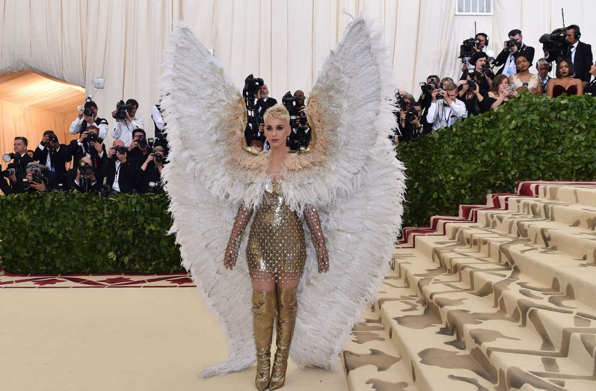 Katy Perry kam als Engel mit zwei riesigen Flügeln auf dem Rücken.