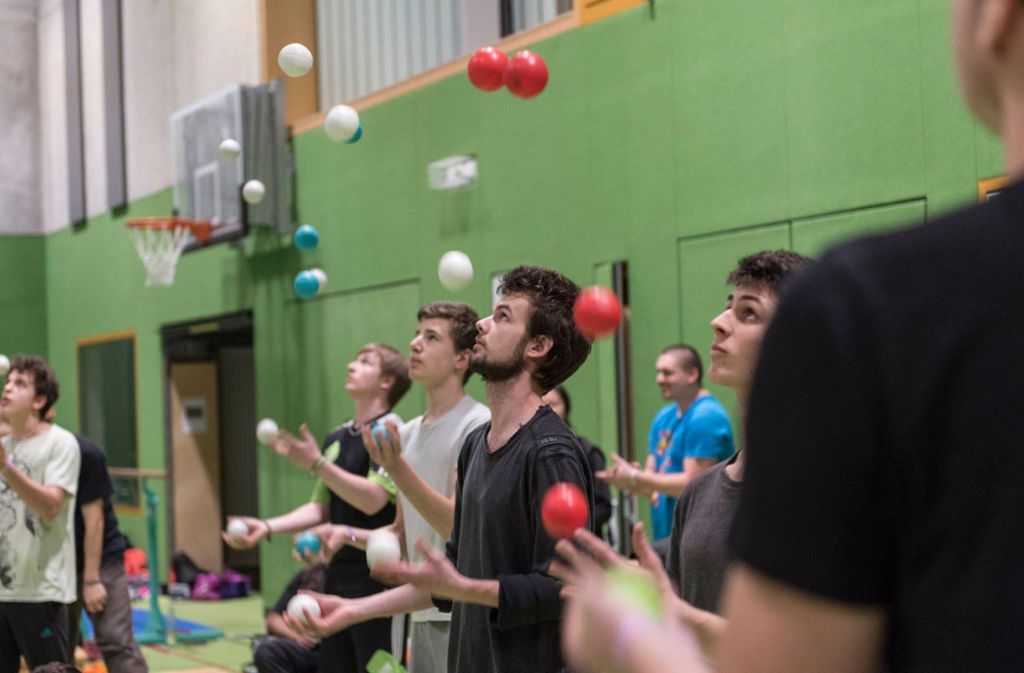 In Workshops wird gemeinsam jongliert.