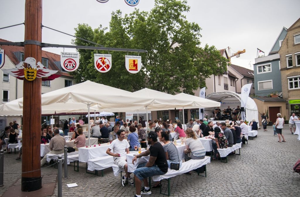 Der Abendmarkt auf dem Cannstatter Marktplatz findet am Freitagabend von 17 bis 22 Uhr statt. Geboten wird Einkauf, Genuss & Unterhaltung für Jung und Alt in Stuttgarts größtem Stadtviertel.