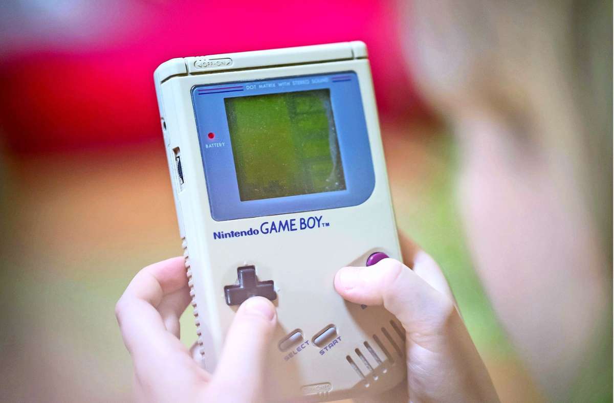 Weckt nostalgische Gefühle:  Ein Mädchen spielt das originale Tetris-Spiel auf dem ersten Gameboy von Nintendo. Foto: imago images/Thomas Eisenhuth