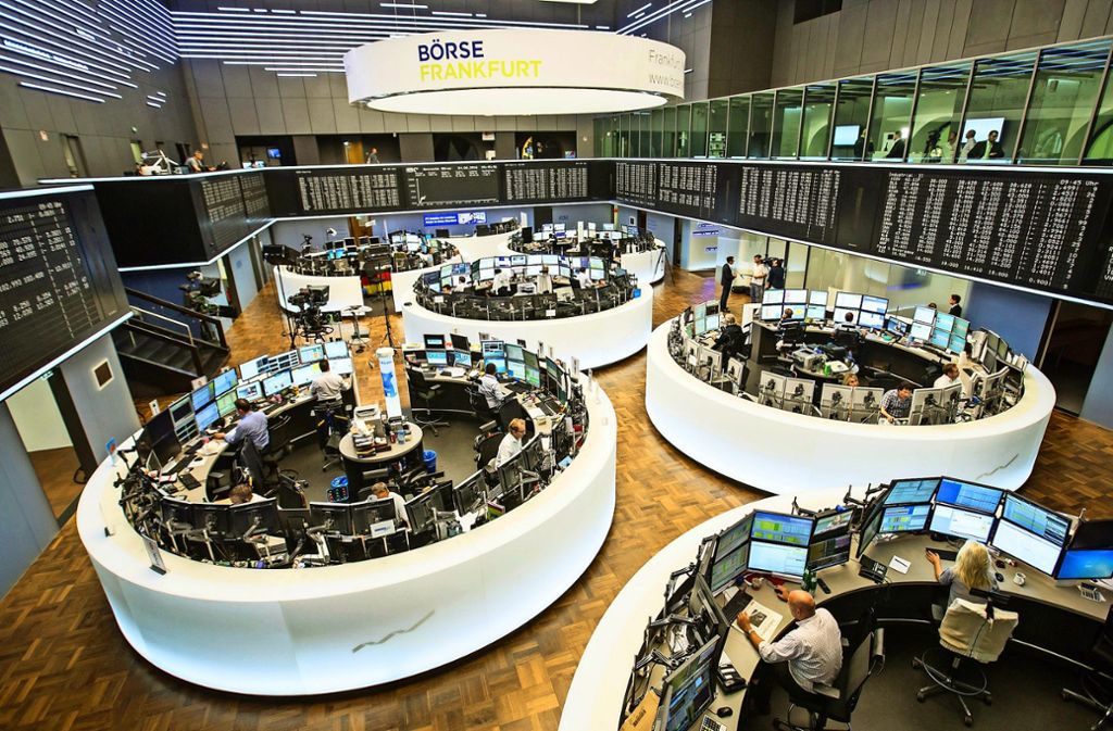 Blick in den Handelssaal der Deutschen Börse in Frankfurt. In Deutschland legen vermehrt auch junge Menschen in Aktien an. Foto: dpa
