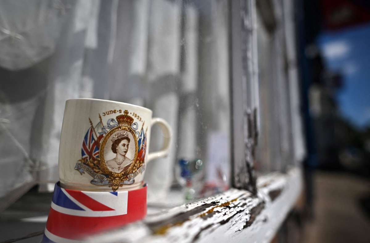 Eine Tasse mit dem Konterfei der Queen
