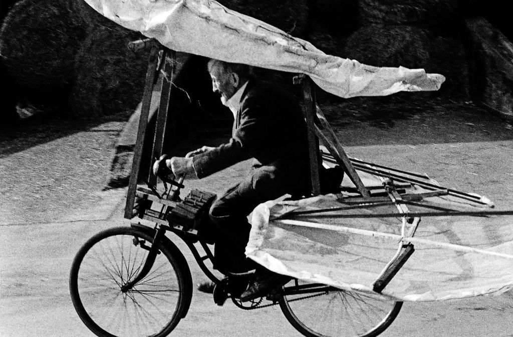 Gustav Mesmer auf einem seiner Flugräder