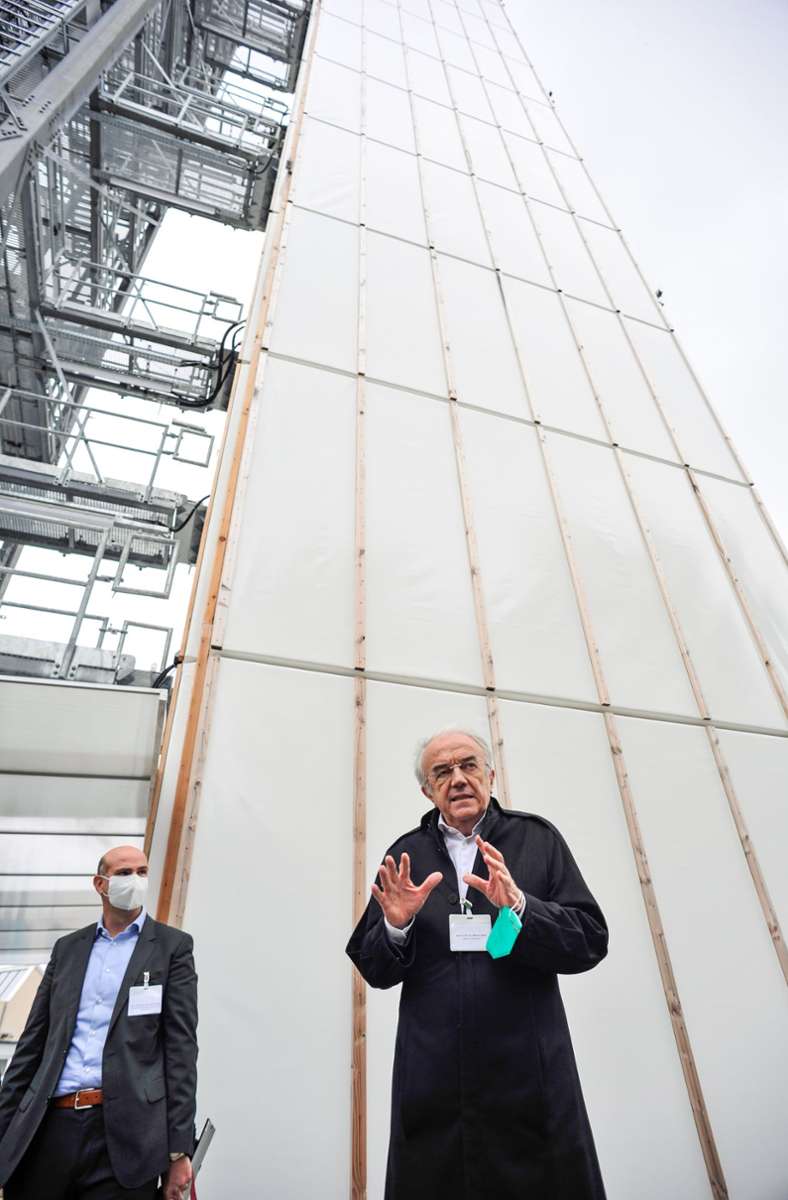 Will mit dem Gebäude eine Technologiewende im Bauen einleiten: Werner Sobek vor dem Hightechhochhauses auf dem Vaihinger Campus der Uni Stuttgart.