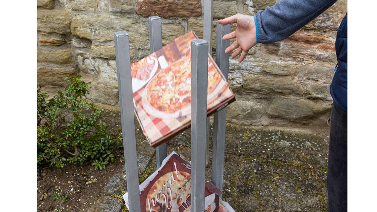 Neuartiger Mülleimer in Herrenberg: Vier Stangen für die Pizza  Quattro Stagioni