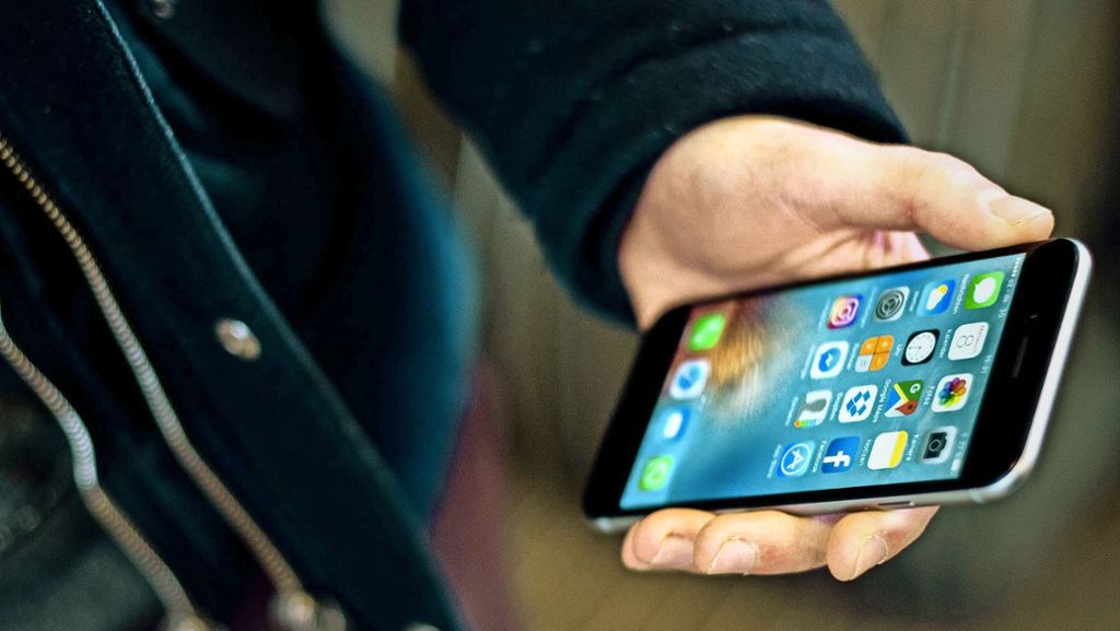  In einem Handyshop haben zwei Männer teure iPhones gestohlen. Mit einem Trick schafften es die Täter, dass der Diebstahl erst bemerkt wurde, nachdem sie schon lange das Weite gesucht hatten. 