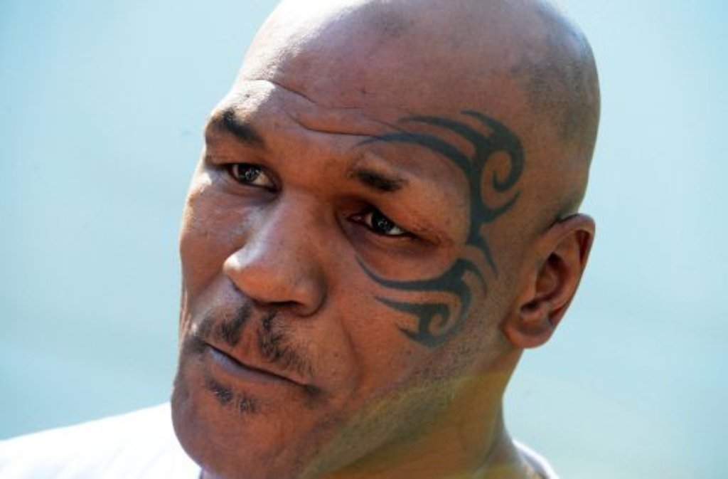 Tattoos im Gesicht sind zu Recht umstritten und stellen für viele ein Tabu dar. Mike Tyson ist das egal. Seine linke Gesichtshälfte wird von einem Tribal umspielt.