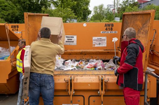 Auf den Wertstoffhöfen im Landkreis, wie hier in Leonberg, ist 2022 weniger Abfall zusammengekommen als im Vorjahr. Foto: Jürgen Bach