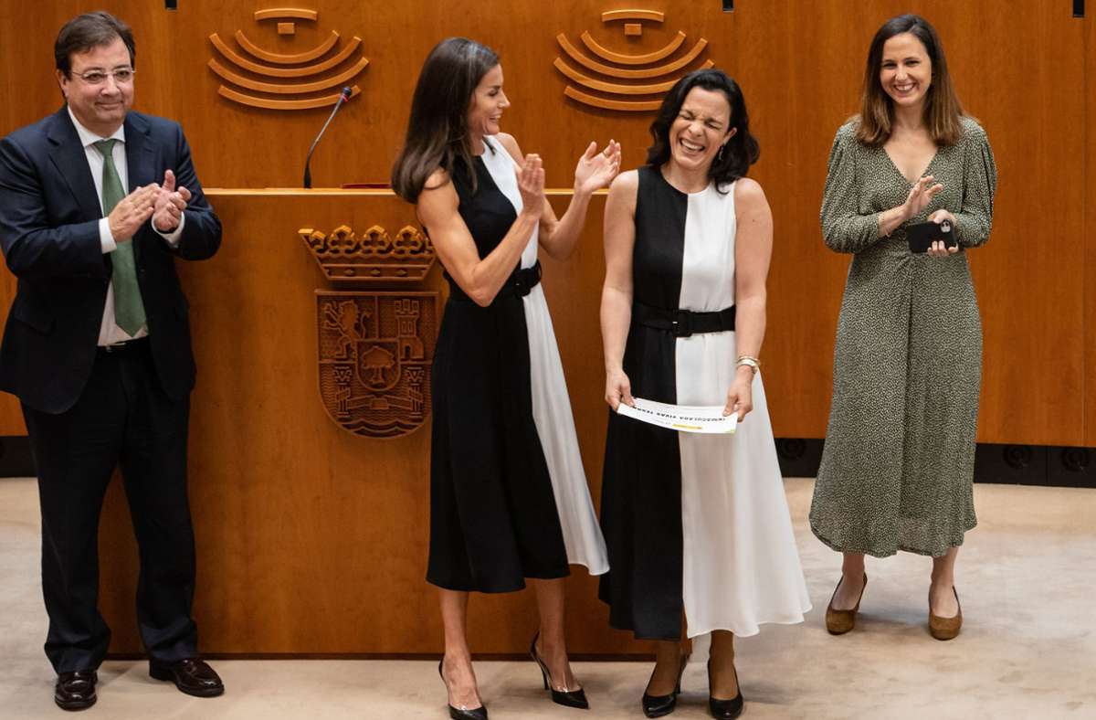 Sie nahmen es mit Humor: Spaniens Königin Letizia ehrte im Mai 2022 die Rechtsprofessorin Inmaculada Vivas Tesón – und die kam ausgerechnet im gleichen Kleid wie die Königin. Beide hatten mit dem schwarz-weißen Sommerkleid ein Schnäppchen gemacht: Es kommt von der Allerweltmarke Mango.