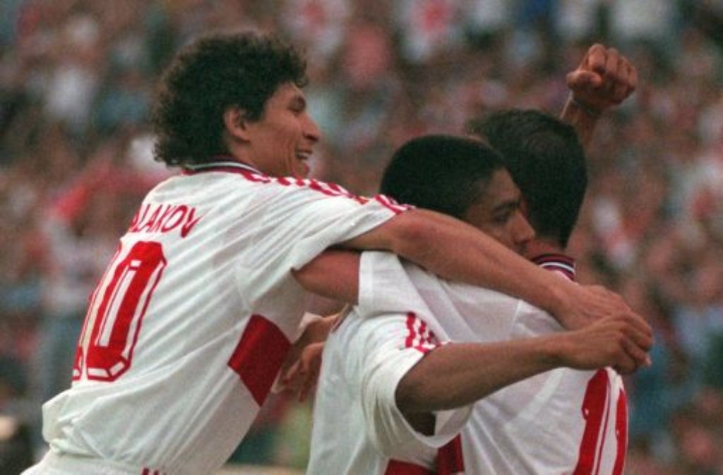 Saison 1996/97 Die glorreichen Drei: Giovane Elber, Krassimir Balakov und Fredi Bobic verzaubern die Fußball-Fans. Zusammen bilden sie das magische Dreieck. Balakov schlägt einen Zauberpass nach dem anderen in den Strafraum, die beiden Stürmer versenken die Bälle zielsicher. Die Meisterschaft sichern sich die Bayern aus München.
