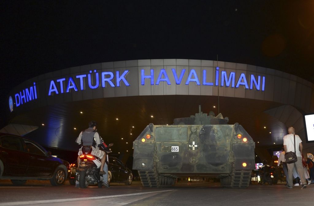 Kurz nach Mitternacht: Die Putschisten ziehen vom Atatürk-Flughafen wieder ab, nachdem Demonstranten auf das Gelände eingedrungen sind, wie die Nachrichtenagentur DHA berichtet.