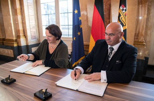 Vertreter beider Seiten unterzeichneten am Mittwoch in Stuttgart einen neuen Staatsvertrag: Daniel Strauß und Staatsministerin Theresa Schopper. Foto: dpa