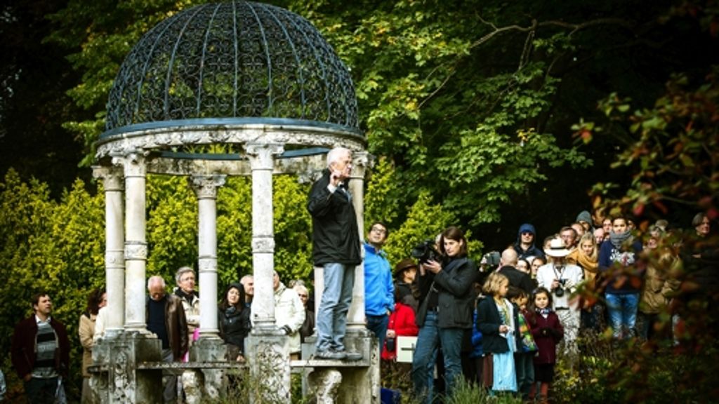  Winfried Kretschmann hat Besucher durch den Park der Villa Reitzenstein geführt. Zum einen, um die Offenheit der Landesregierung zu symbolisieren. Und zum anderen, weil er als früherer Biologielehrer eine Menge zu erzählen hat. 