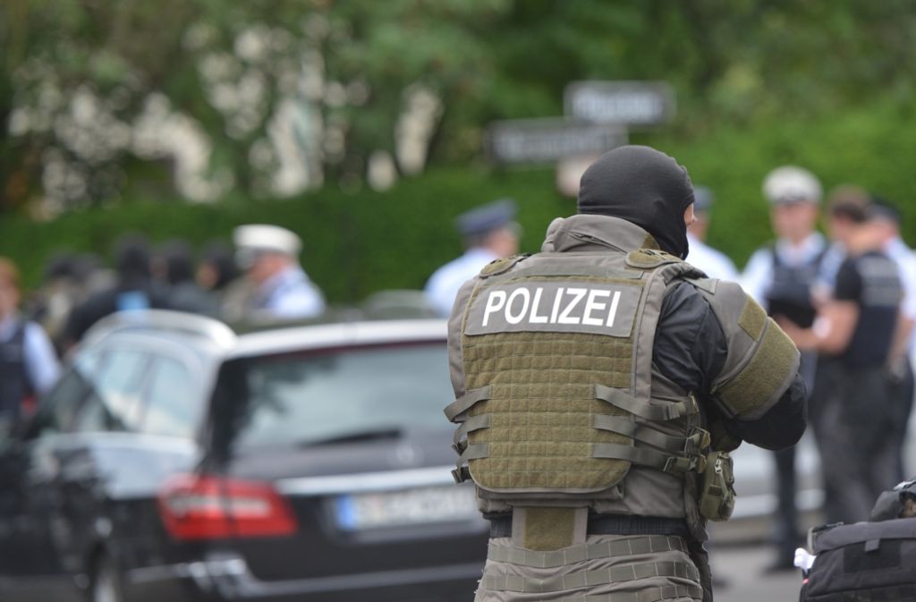 Nachdem ein Spezialeinsatzkommando der Polizei die Kanzlei im Stuttgarter Osten gestürmt hat, bleiben weitere Fragen zu Opfer und Täter offen.