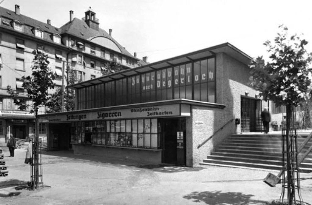 Den Wänden des Bahnhofs wurde Sichtmauerwerk aus Klinker vorgesetzt. Die Stahlkonstruktion für Vorhalle, Bahnsteigdächer und Gleistragwerk lieferte die Maschinenfabrik Esslingen.
