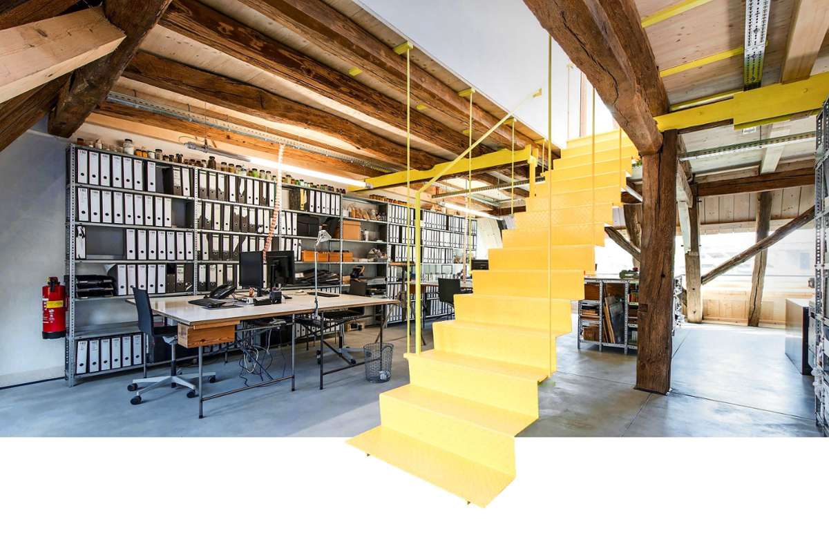 Der Hingucker im Büro ist – neben den alten Eichenbalken des Daches – die gelbe freischwingende Treppe, die in das zweite Stockwerk des Büros führt. Steigt man sie hinauf, schwingt sie leicht.