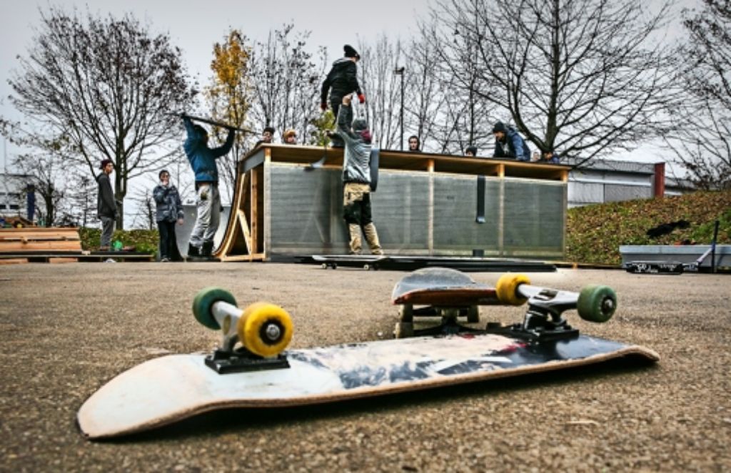 Das Board hat  Pause, solange die Jugendlichen den neuen Skatepark  aufbauen. Foto: Rudel
