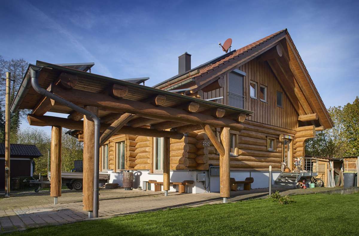 Das handgefertigte Holzhaus in Rettersburg zieht die Blicke auf sich.