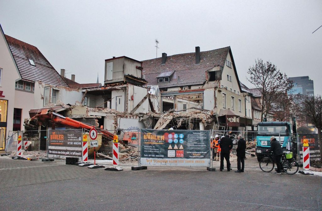 Beim Abriss des Modehauses Veil in Schorndorf ist am Dienstag ein Bagger umgekippt.
