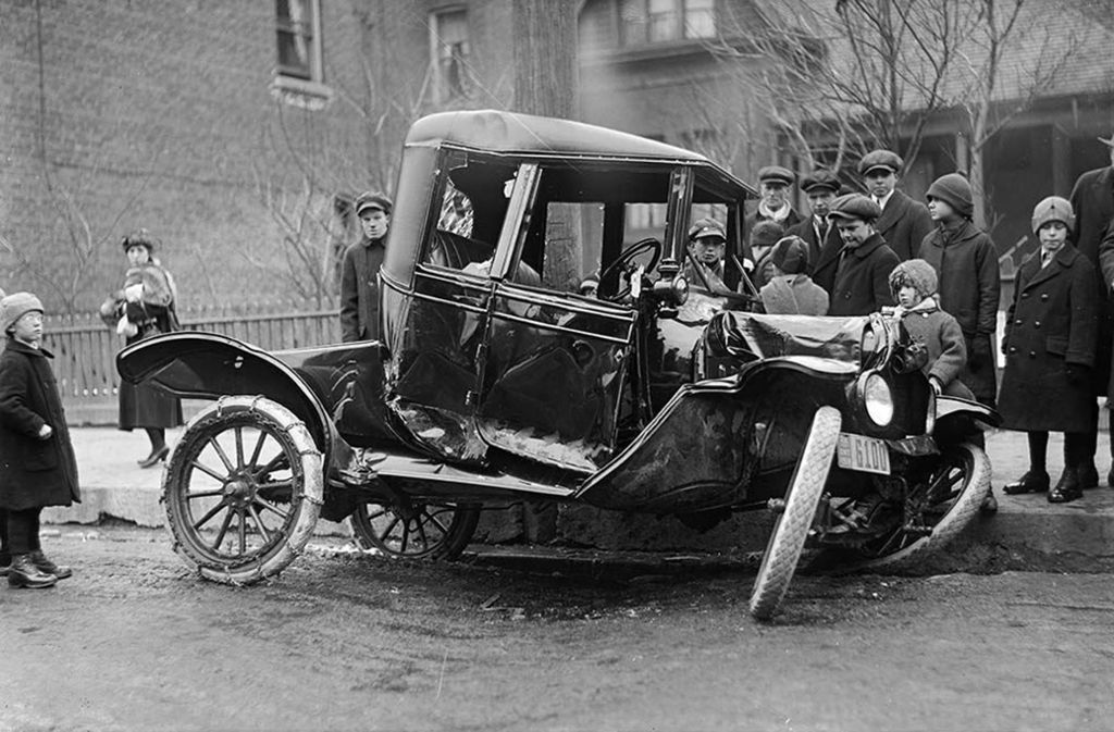 Gaffen gehört zu den menschlichen Urinstinkten – wie dieses Foto von einem Verkehrsunfall aus dem Jahr 1918 beweist.