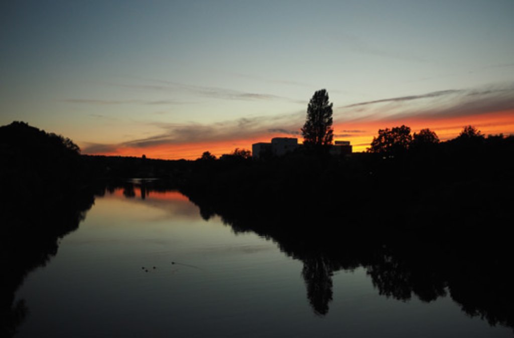 Abendrot über dem Neckar bei Mühlhausen.