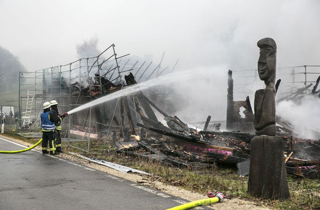 Der Feuerwehr blieb nur noch, den Schaden zu begrenzen. Die Kunst am Bau (rechts) hat überlebt.