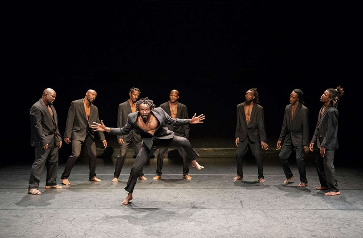 Jeder der Männer, die sich zunächst im Anzug aufreihen, kakophonisch tönen, dann sich „fekete“ – ungarisch für „schwarz“ – nennen, bringt seinen eigenen Stil, seine Geschichte sowie Kultur mit und teilt sie, von Hip-Hop über afrikanische Folklore bis zu zeitgenössischem Tanz.