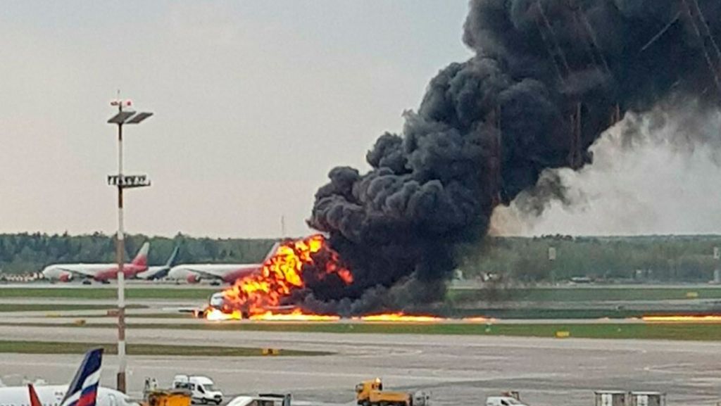  Eine russische Passagiermaschine fängt nach dem Start Feuer und muss in Moskau notlanden. Mehrere Passagiere kommen dabei ums Leben. 