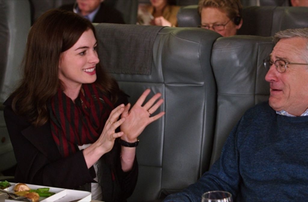 Ben (Robert De Niro) auf Reisen mit seiner Chefin (Anne Hathaway)