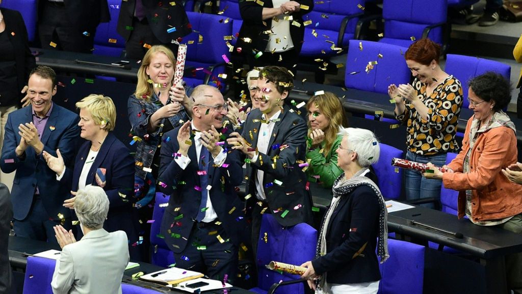  Nach jahrelanger Debatte hat der Bundestag Homosexuellen in Deutschland den Weg zur Ehe geebnet. Der von Rot-Rot-Grün eingebrachte Gesetzentwurf der Länder erhält eine klare Zustimmung. 