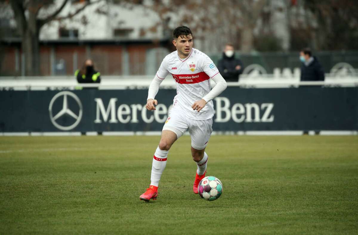 Der deutsche U-20-Nationalspieler ist ein Verteidiger aus dem eigenen Stall. Zwei Bundesligaspiele gegen Nürnberg und Wolfsburg hat Antonis Aidonis in der Abstiegssaison 2018/19 für die Stuttgarter absolviert. In dieser Runde ist der 20-Jährige noch ohne jeden Einsatz.
