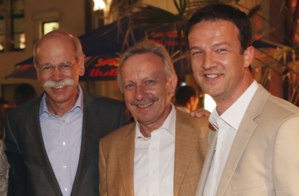 Der Kontakt zwischen Daimler-Boss Dieter Zetsche,  Marketingchef Joachim Schmidt und VfB-Manager Fredi Bobic (von links) könnte bald noch enger werde. Foto: Baumann