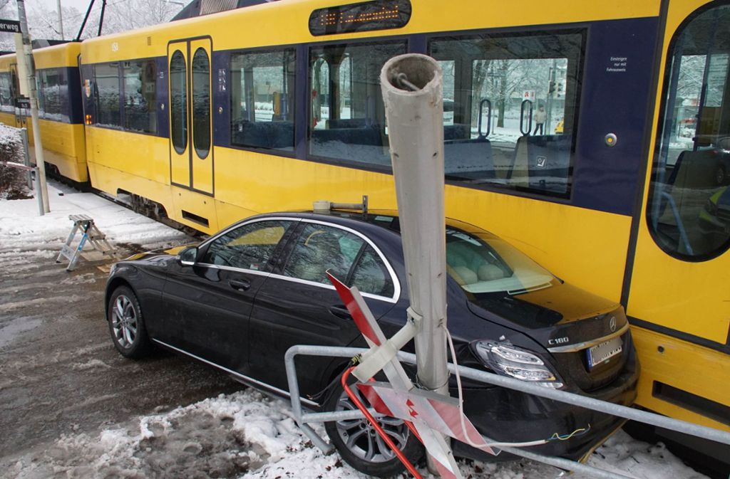 Der Mercedes ist zwischen Ampelmast und Stadtbahn eingeklemmt worden.