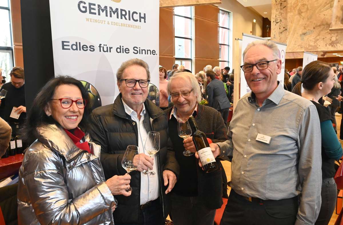 Bernd Gemmrich (rechts) bewirtet „seine“ Gäste.