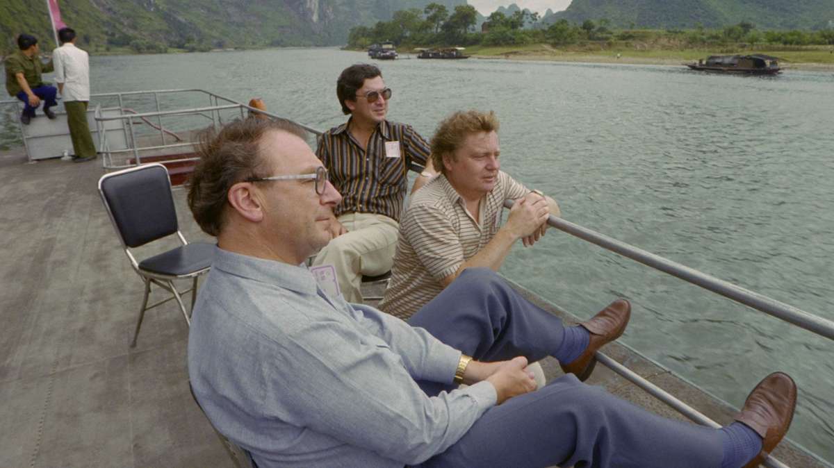 Flussfahrt auf dem Li-jiang während seines Staatsbesuchs 1981 in China: Ministerpräsident Lothar Späth mit Regierungssprecher Matthias Kleinert (rechts) und dem Chefredakteur der Stuttgarter Nachrichten, Jürgen Offenbach.