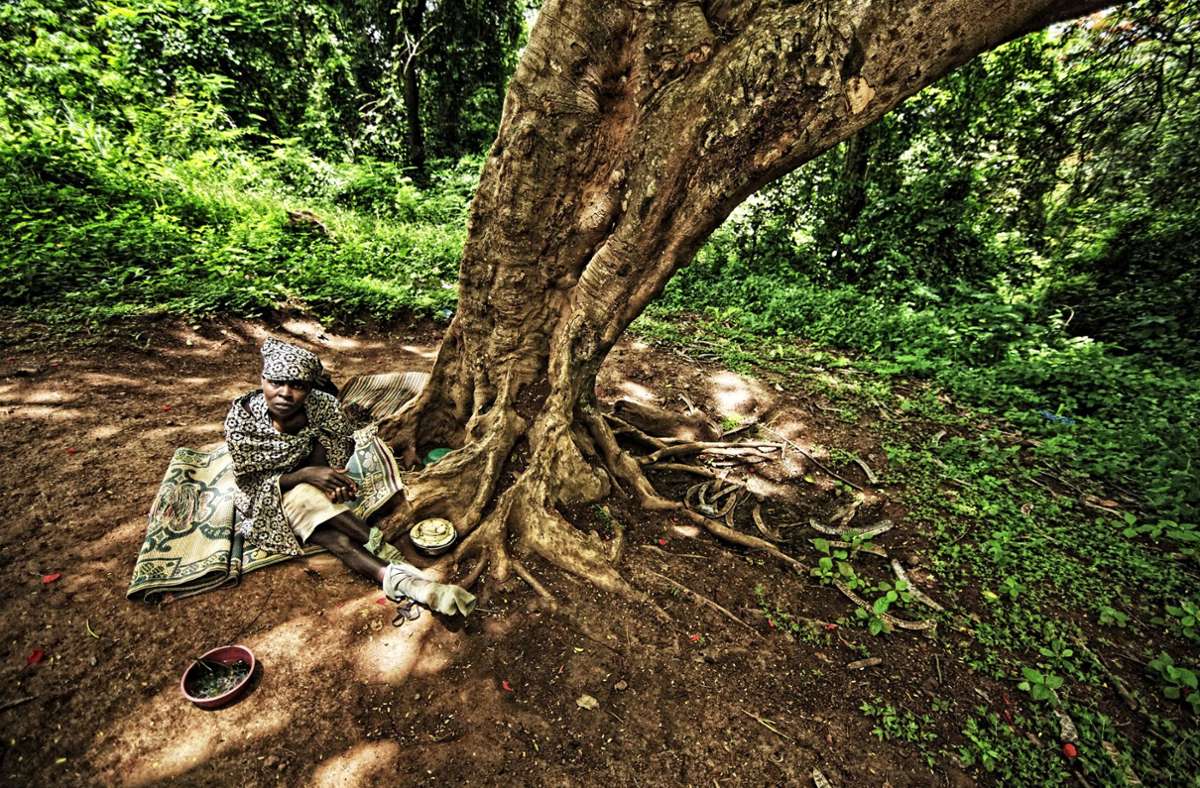 Veronique war bei einem Heiler im Osten der Elfenbeinküste und wurde dort über Monate unter einem Baum angekettet. Sie hörte Stimmen. Sie ist befreit worden und wieder zurück bei ihren Eltern.