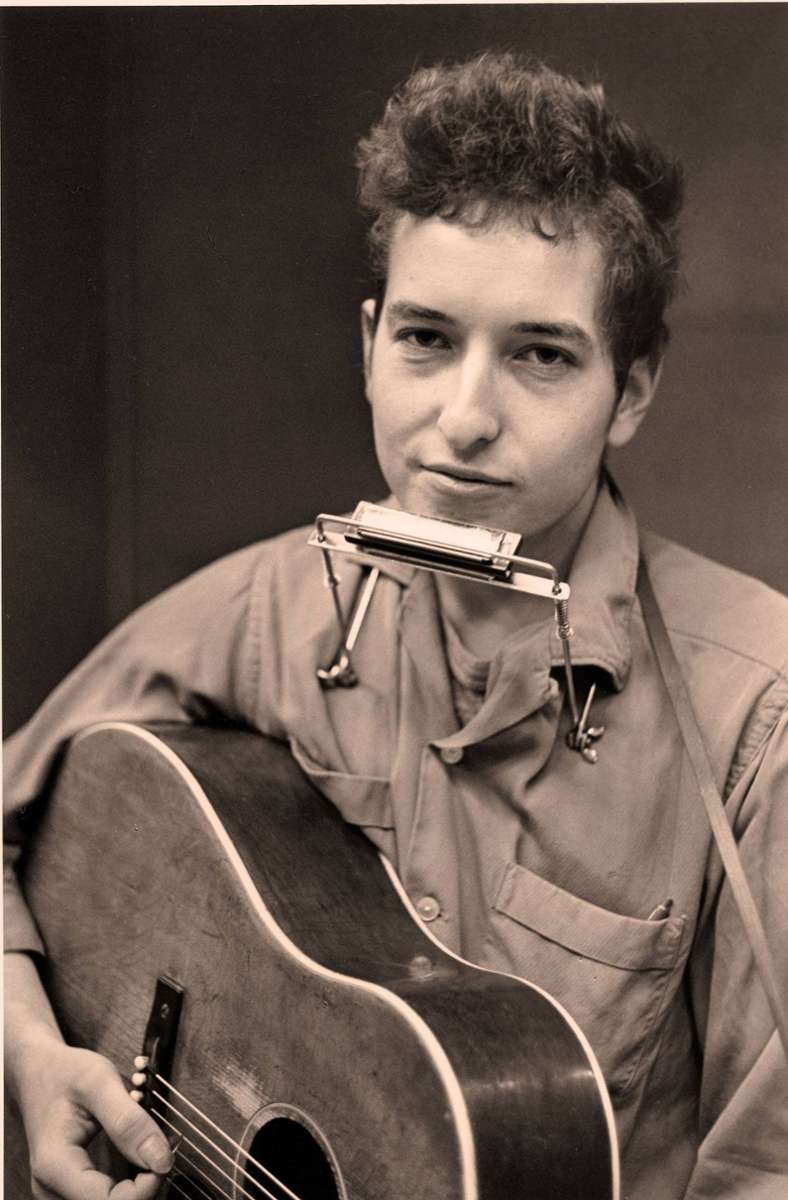 3. Blowin’ In The Wind Von Menschen, die sich gar nicht für Musik interessieren, wird Bob Dylan immer noch für den Jungen gehalten, der mit einer Akustikgitarre vor dem Bauch und einer Mundharmonika im Gesicht Lieder singt wie das von den ziellos die Straßen entlanglaufenden Menschen, den müde über die Meere segelnden weißen Tauben und den Kanonenkugeln, die für immer verboten werden sollten. Der Protestsong „Blowin’ In The Wind“ (1962), der auch heute noch an keinem Lagerfeuer, bei keiner Friedensdemo, in keinem CVJM-Zeltlager fehlen darf, ist immer noch Dylans berühmtester Song. Es muss also was dran sein an diesem Lied, das über 50 Jahre alt ist. Im Bild: eine Aufnahme aus dem Jahr 1962. Hier geht es zum Video