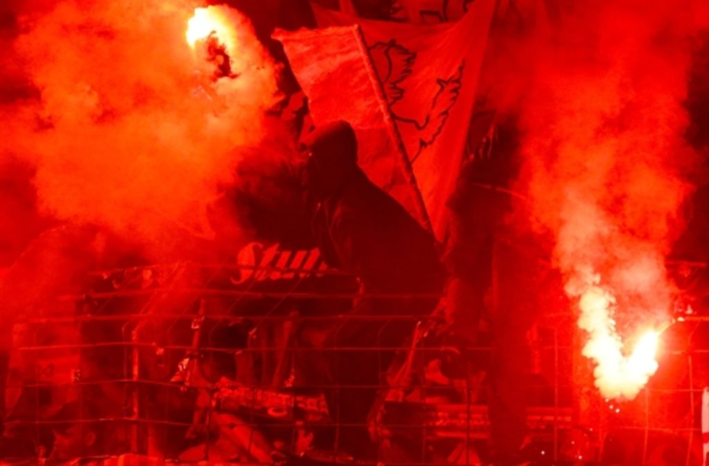 Pyrotechnik im Gästeblock der VfB-Anhänger